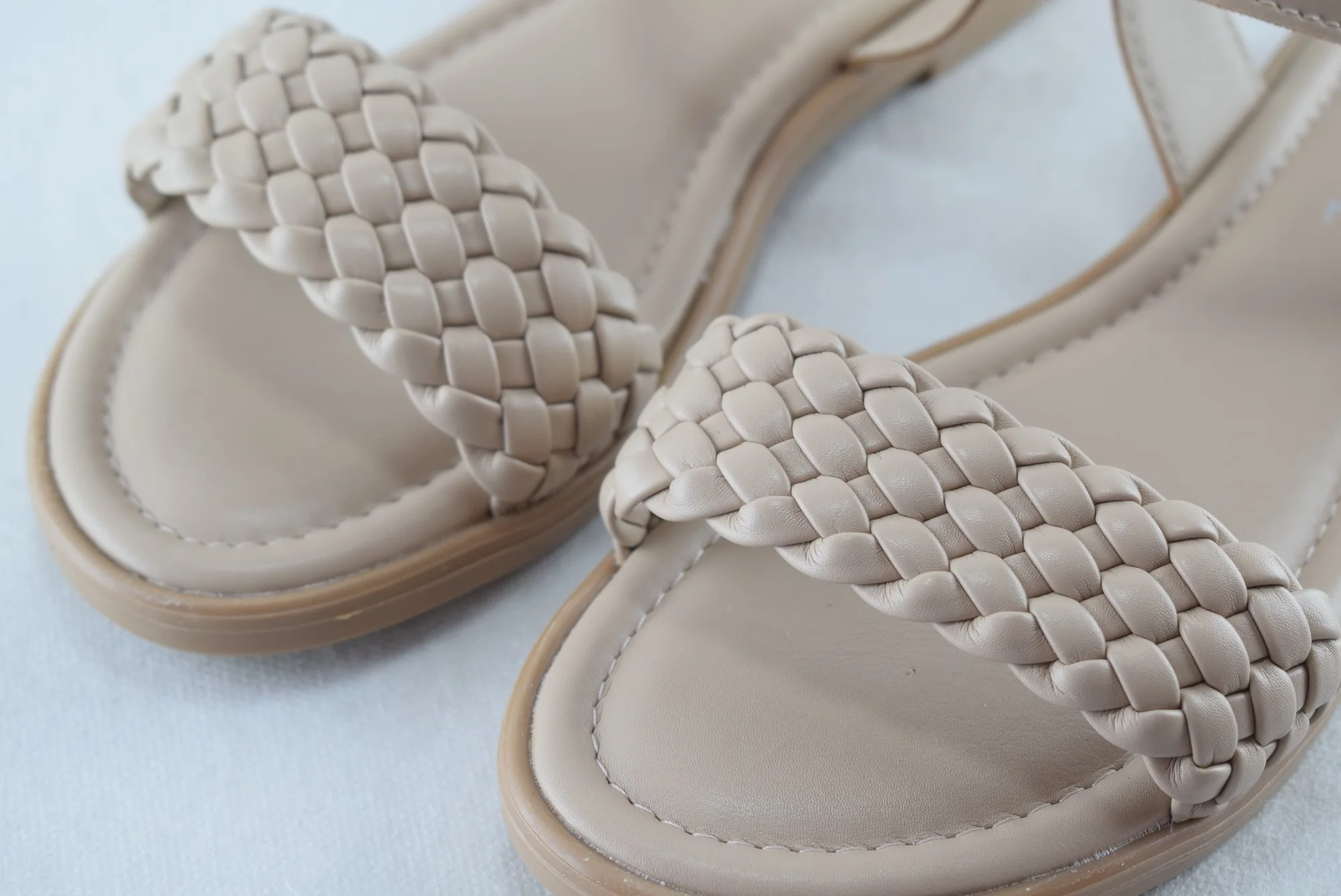 443-Sandales femme plate et légère tendance 2023-2024 Beige