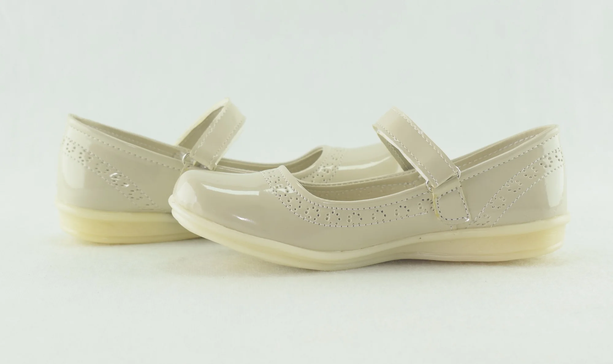 598-Chaussure fille beige mode 2023 -2024