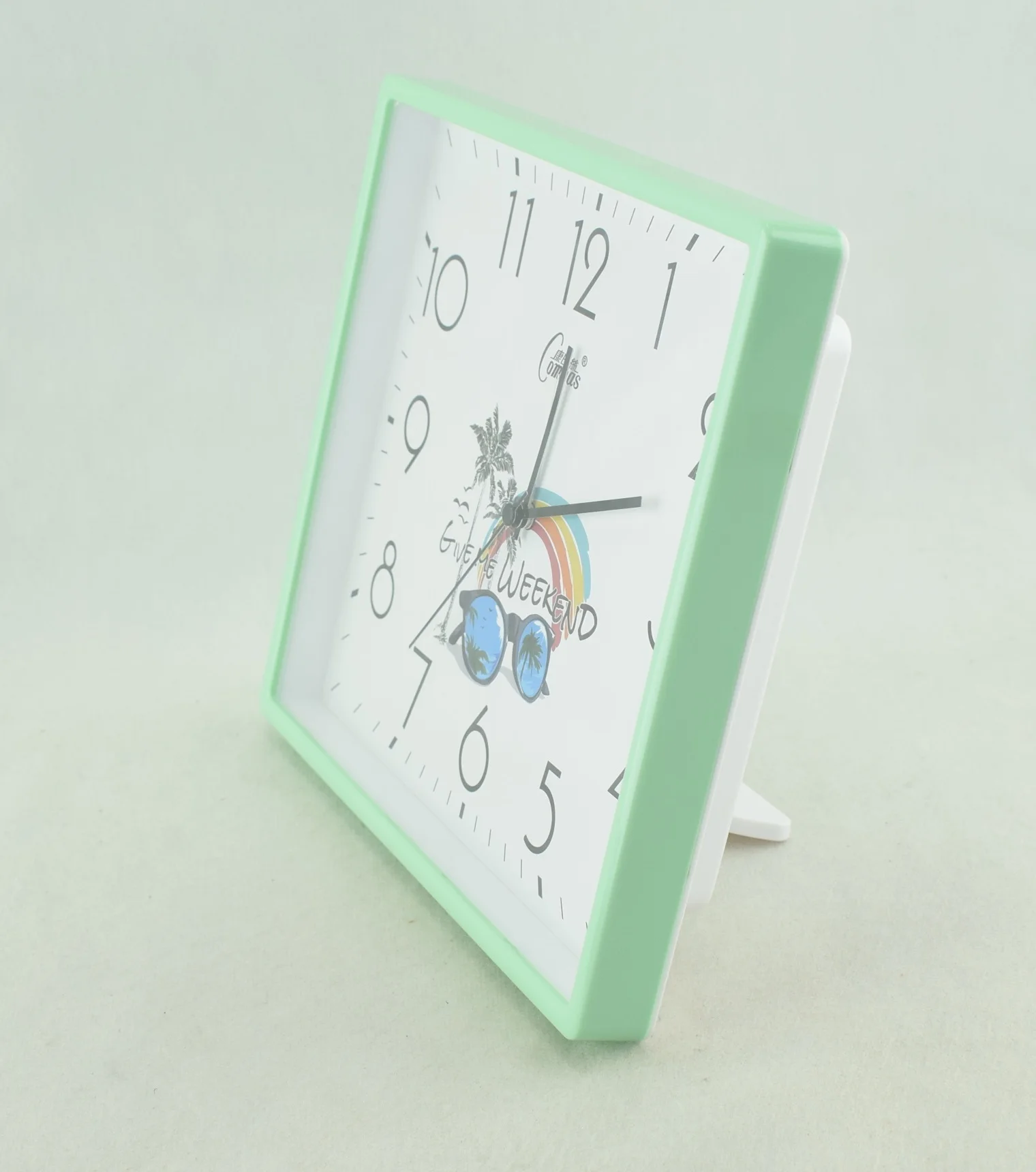 824 - Horloge murale carrée à quartz -Vert
