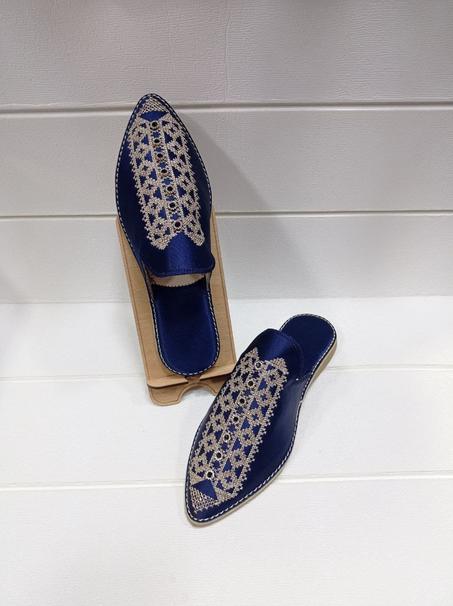 367-Babouches femme brodé en tissu brillant - bleu marine