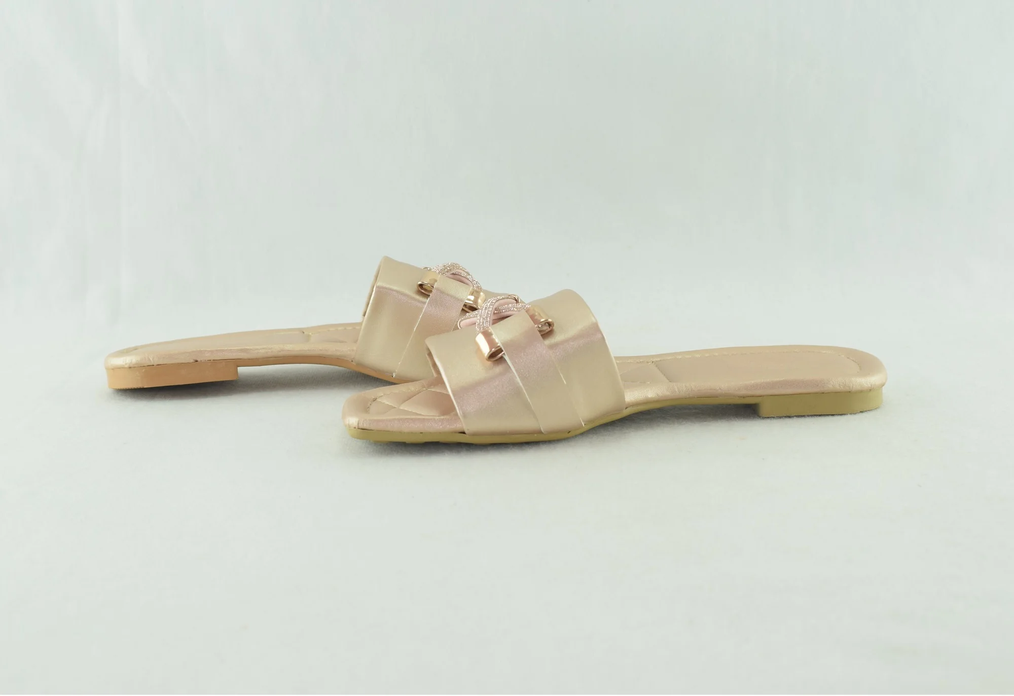 735 - Sandales femme tendance été 2023-2024 doré