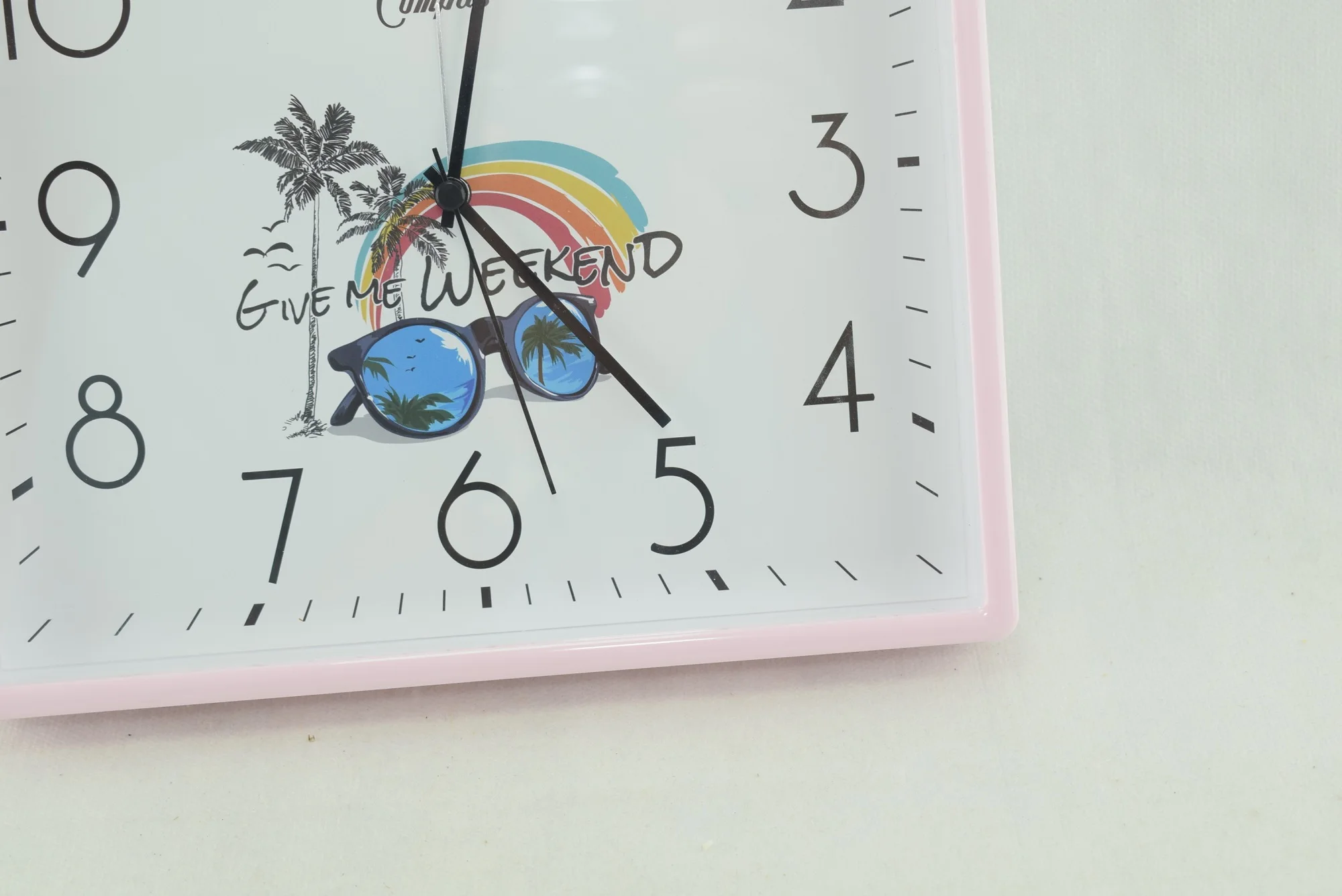 825 - Horloge murale carrée à quartz -Rose