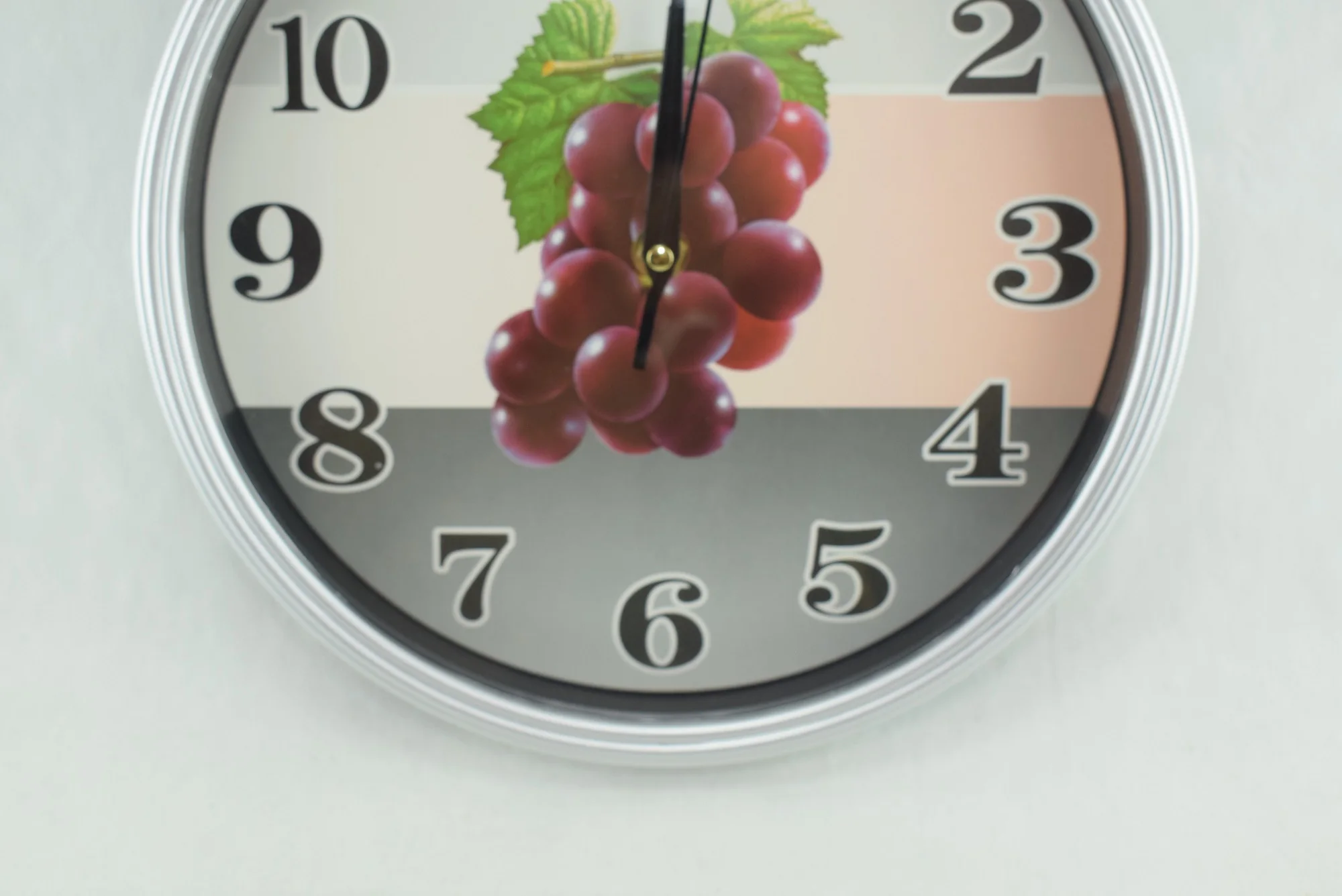 811U - Horloge murale à quartz ronde et moderne simple, argent-raisin