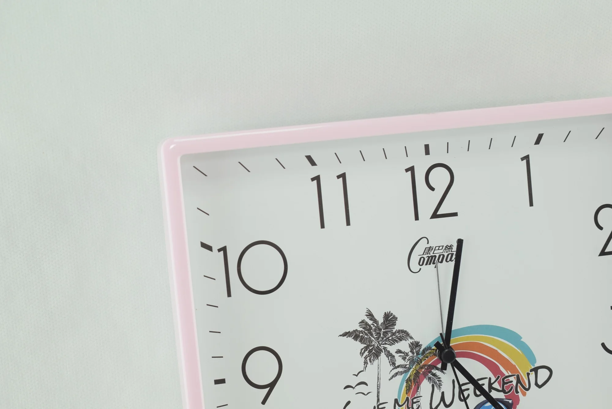 825 - Horloge murale carrée à quartz -Rose