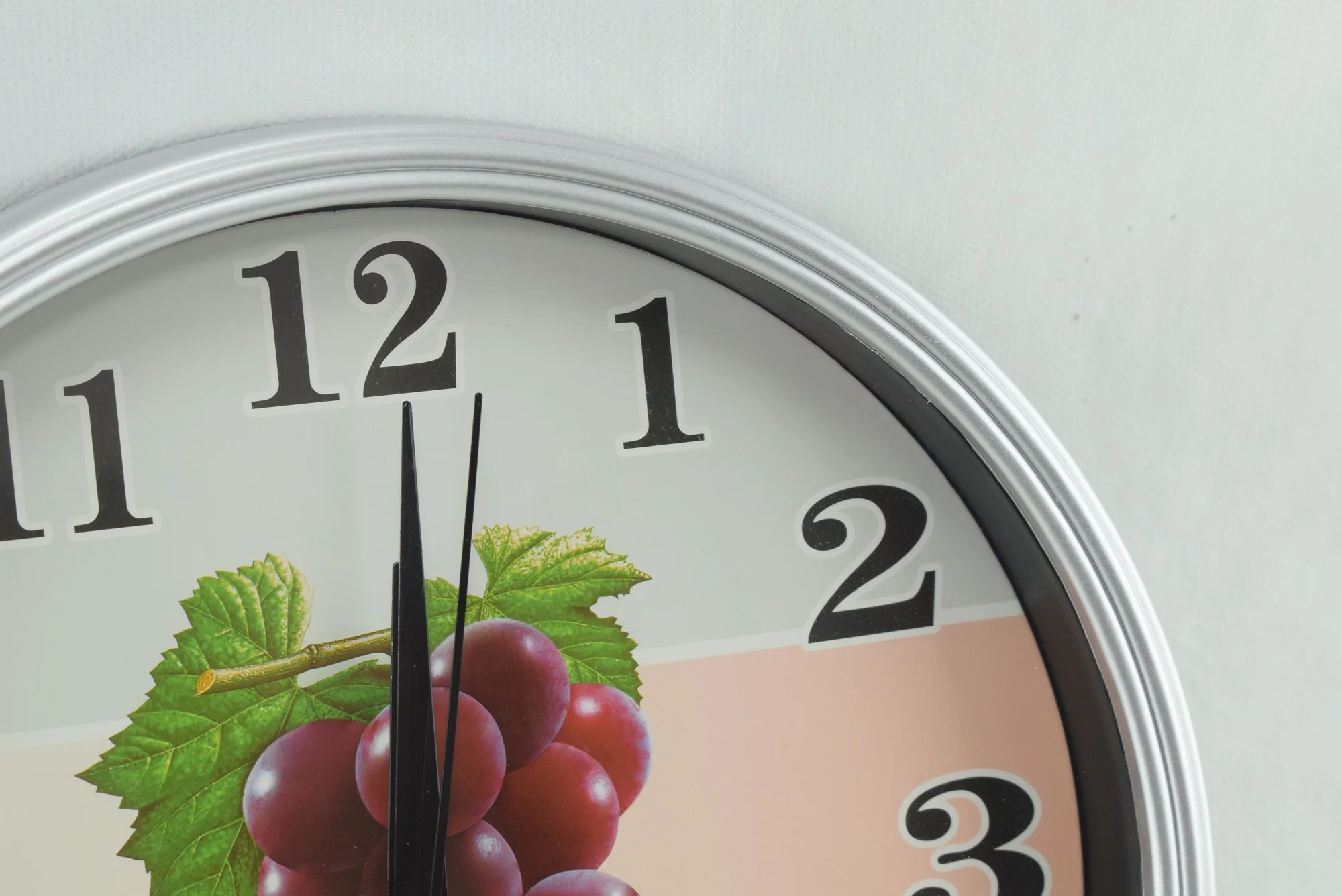 811U - Horloge murale à quartz ronde et moderne simple, argent-raisin