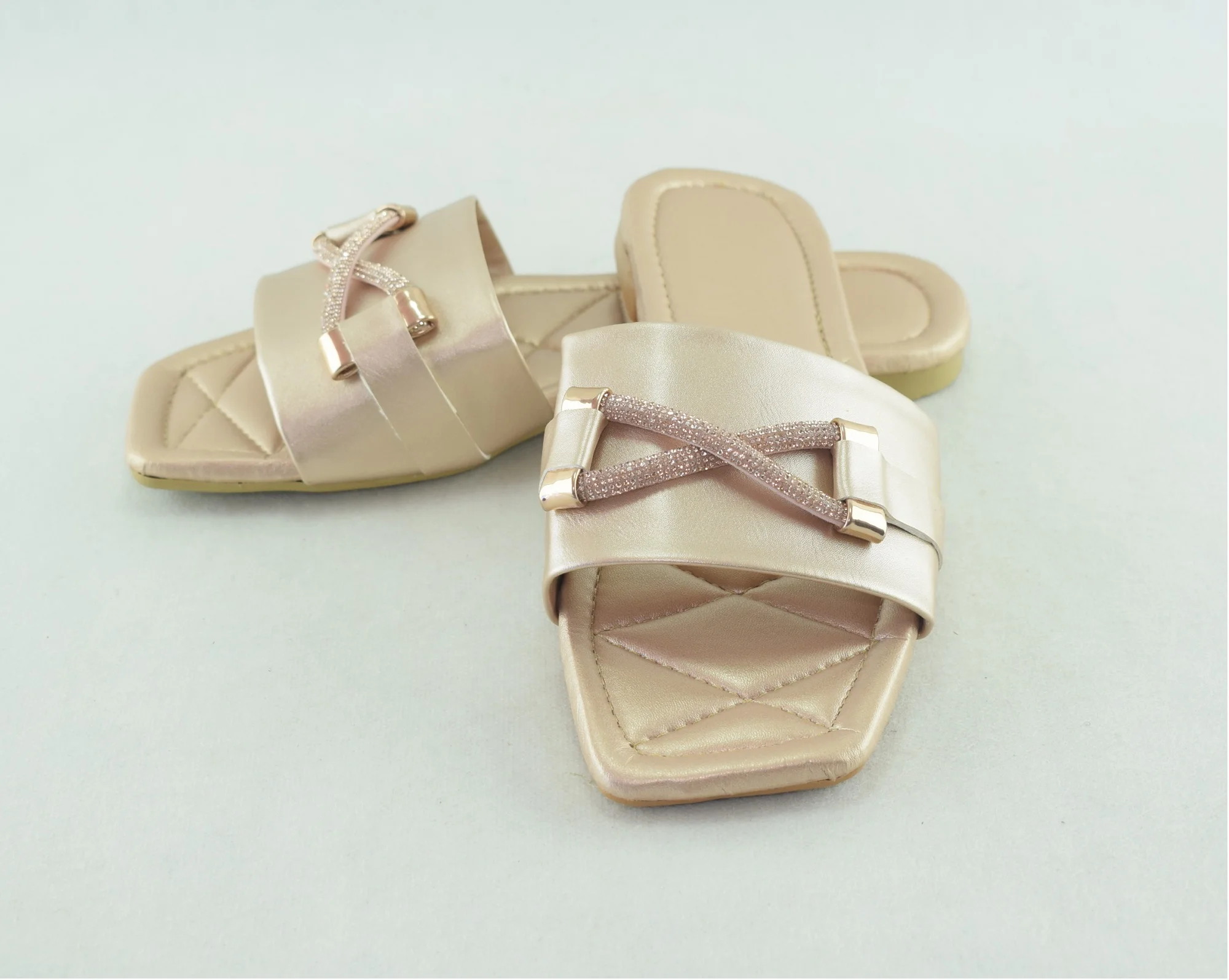 735 - Sandales femme tendance été 2023-2024 doré