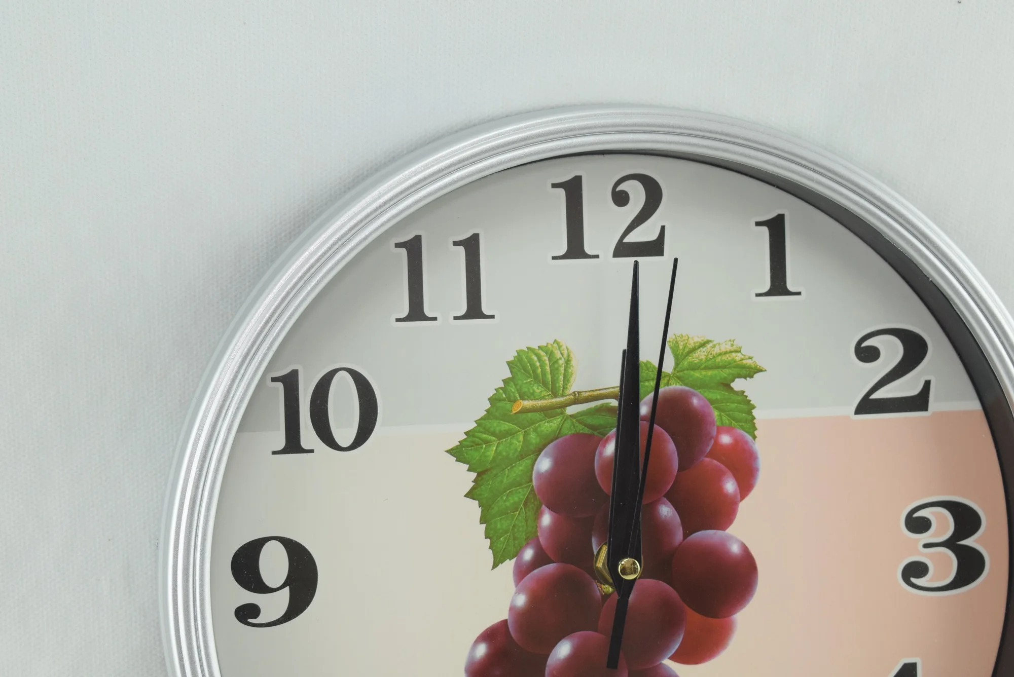 811U - Horloge murale à quartz ronde et moderne simple, argent-raisin