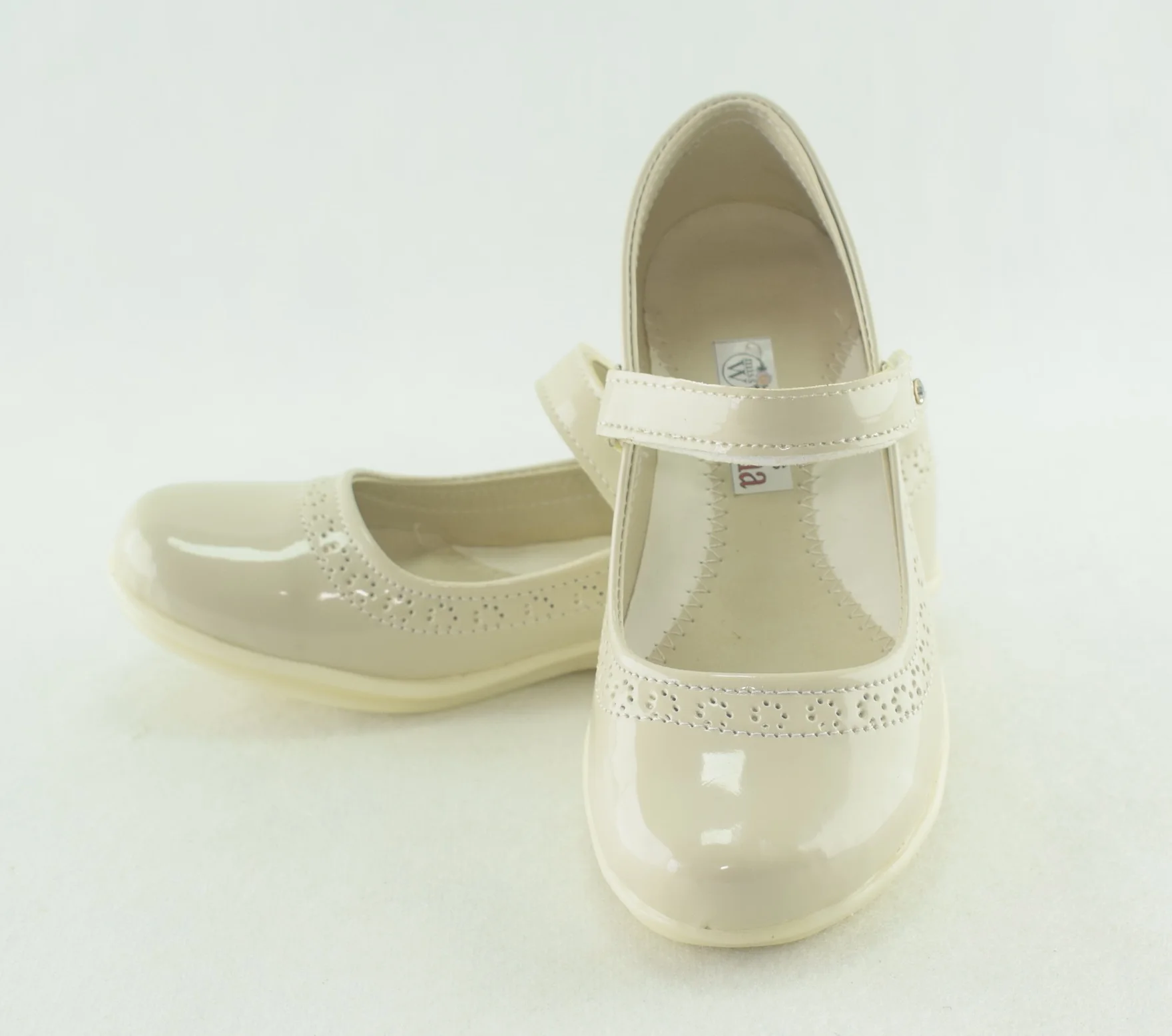 598-Chaussure fille beige mode 2023 -2024