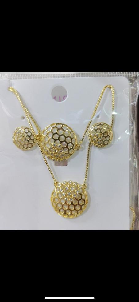 "طقم مجوهرات ذهبي بتصميم خلية النحل - أناقة راقية بـ 99 درهم"