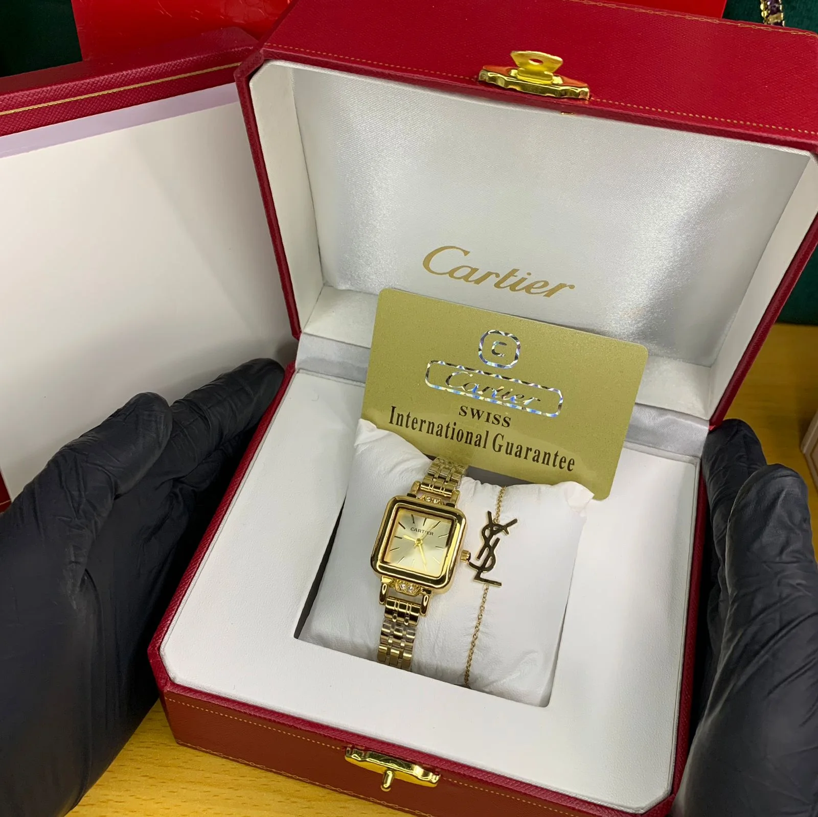 MONTRE FEMME AVEC COFFRET