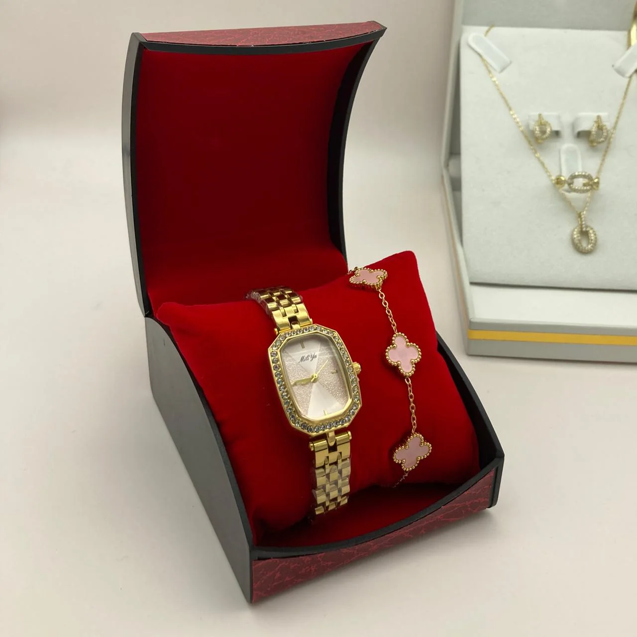 MONTRE FEMME AVEC  BOITE SIMPLE