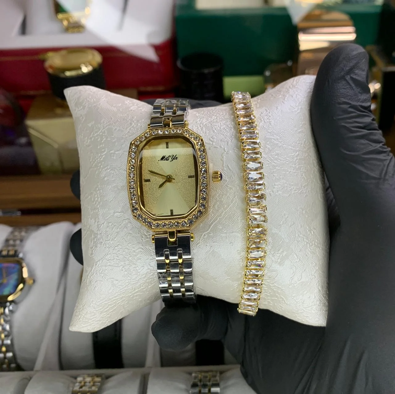 ساعة نسائية مع سوار أنيق