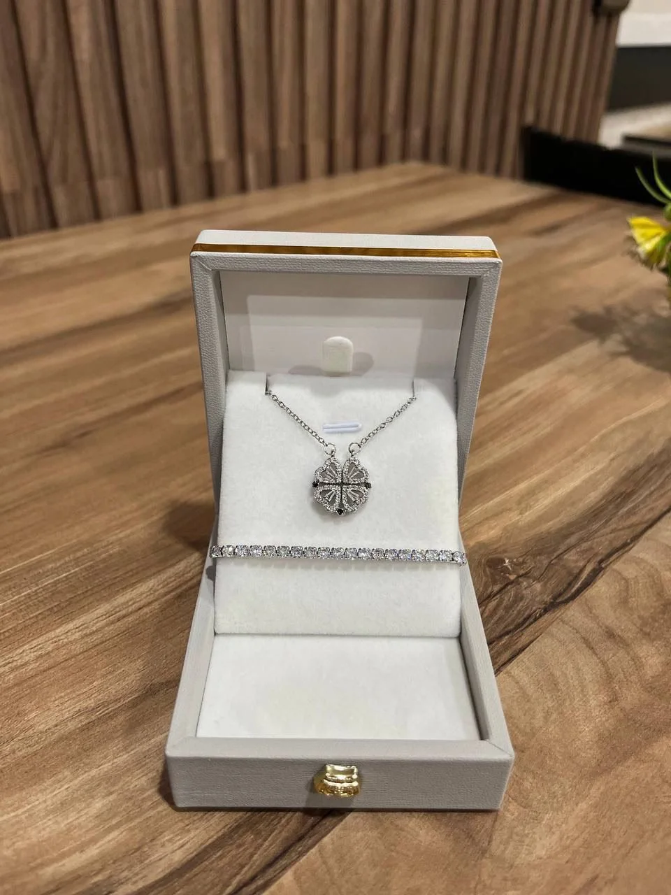 قلادة راقية مع سوار مرصّع