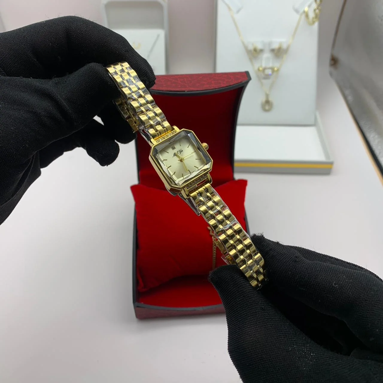 ساعة نسائية مع سوار أنيق ✨