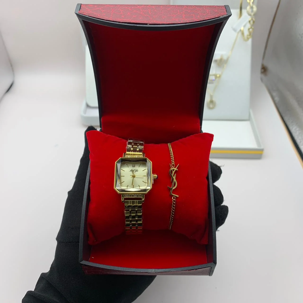 ساعة نسائية مع سوار أنيق ✨