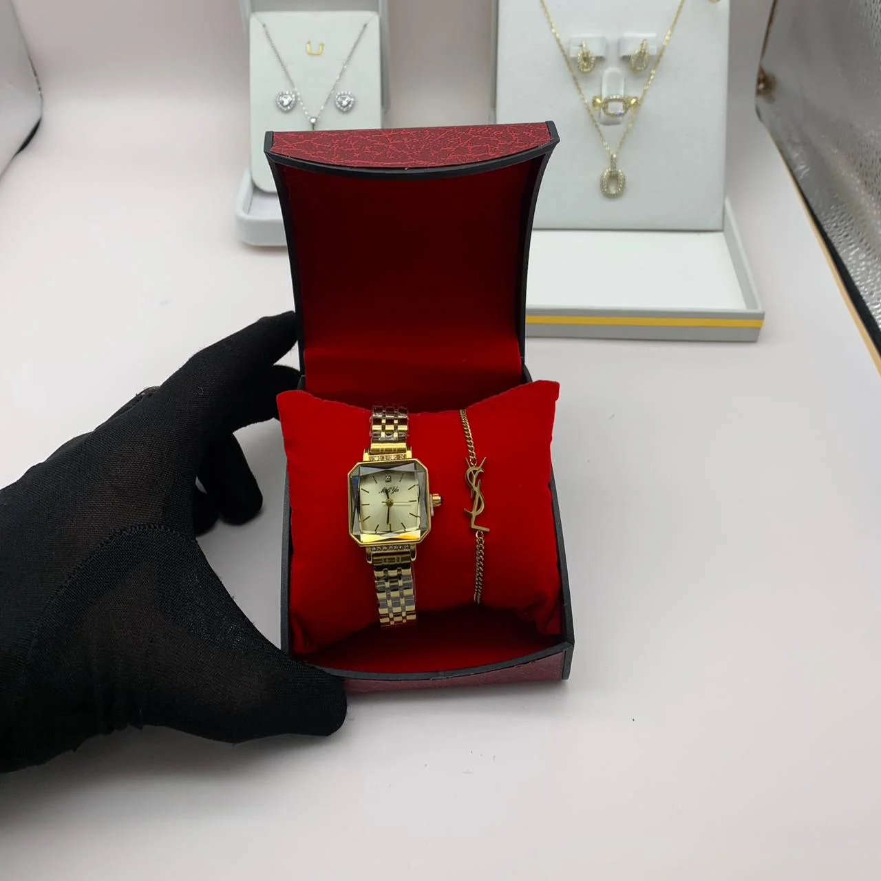 ساعة نسائية مع سوار أنيق ✨