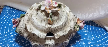 انية اثرية مزخرفة