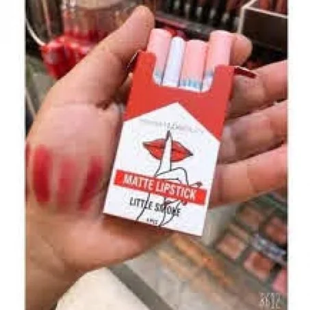 أحمر الشفاه على شكل سجارة لي ترطيب الشفاه