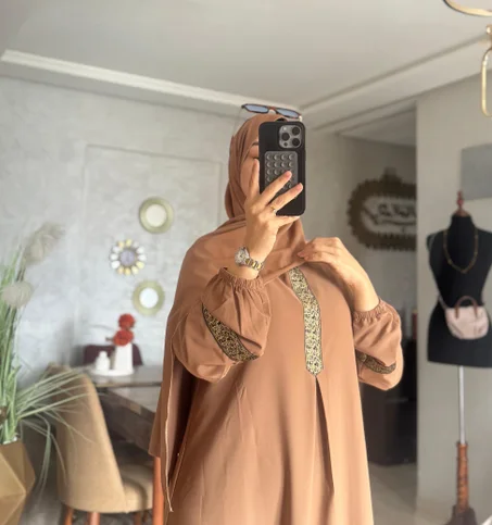 عباية راقية بطرزة أنيقة