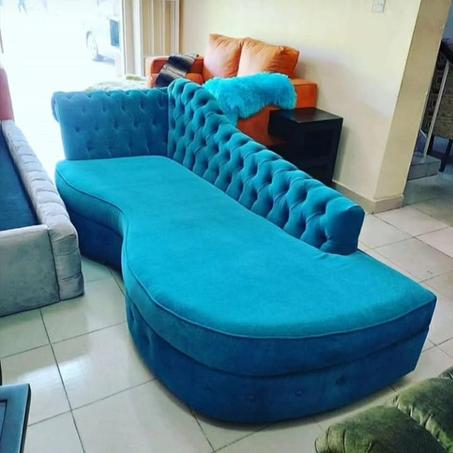 أريكة أنيقة مصنوعة يدوياً – تصميمك على ذوقك!