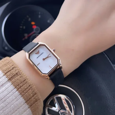 ساعة جلد اصلي نسائي من امبوريو ارماني