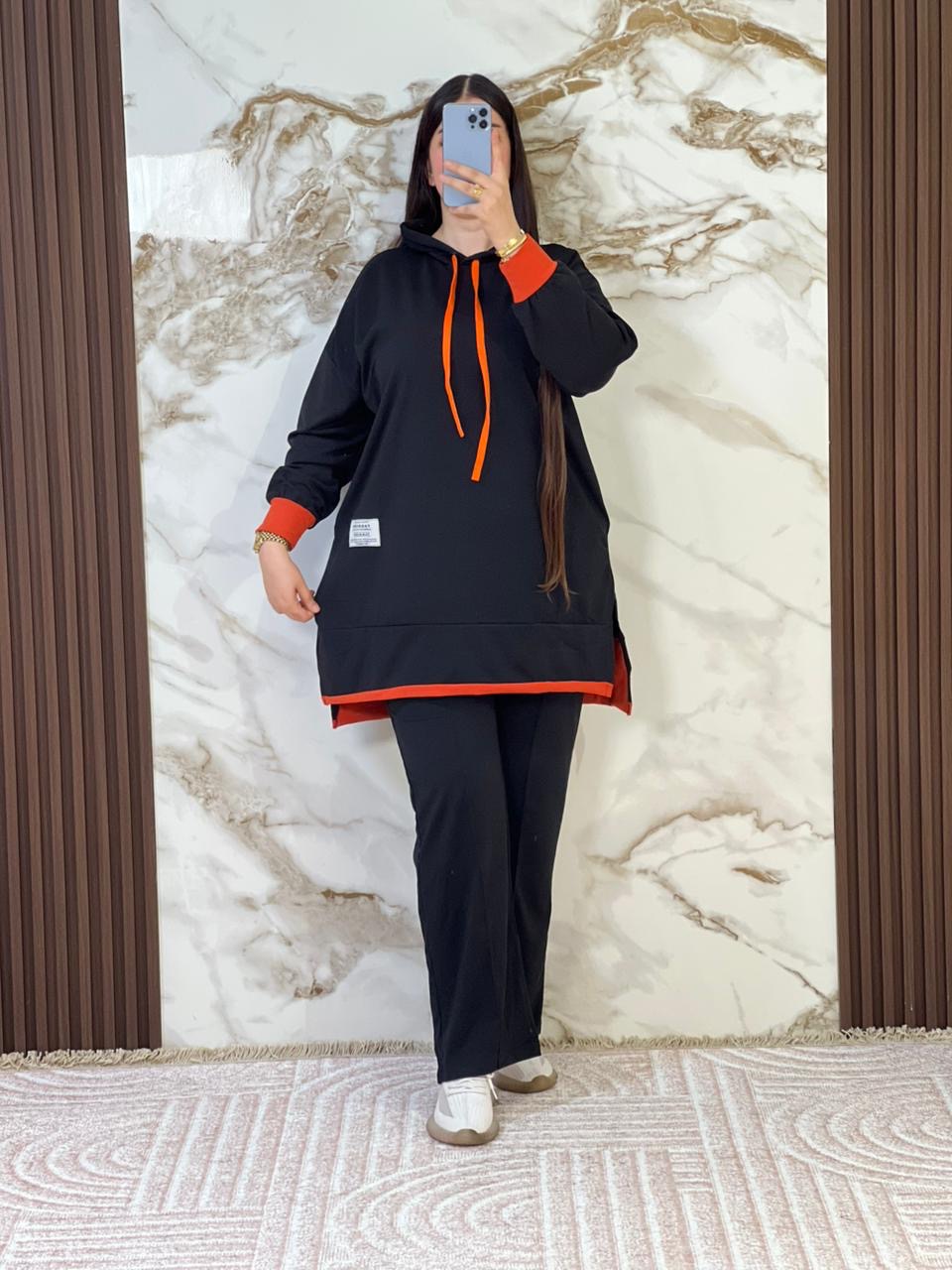 سورفيت نسائي مكون من مقطعتين