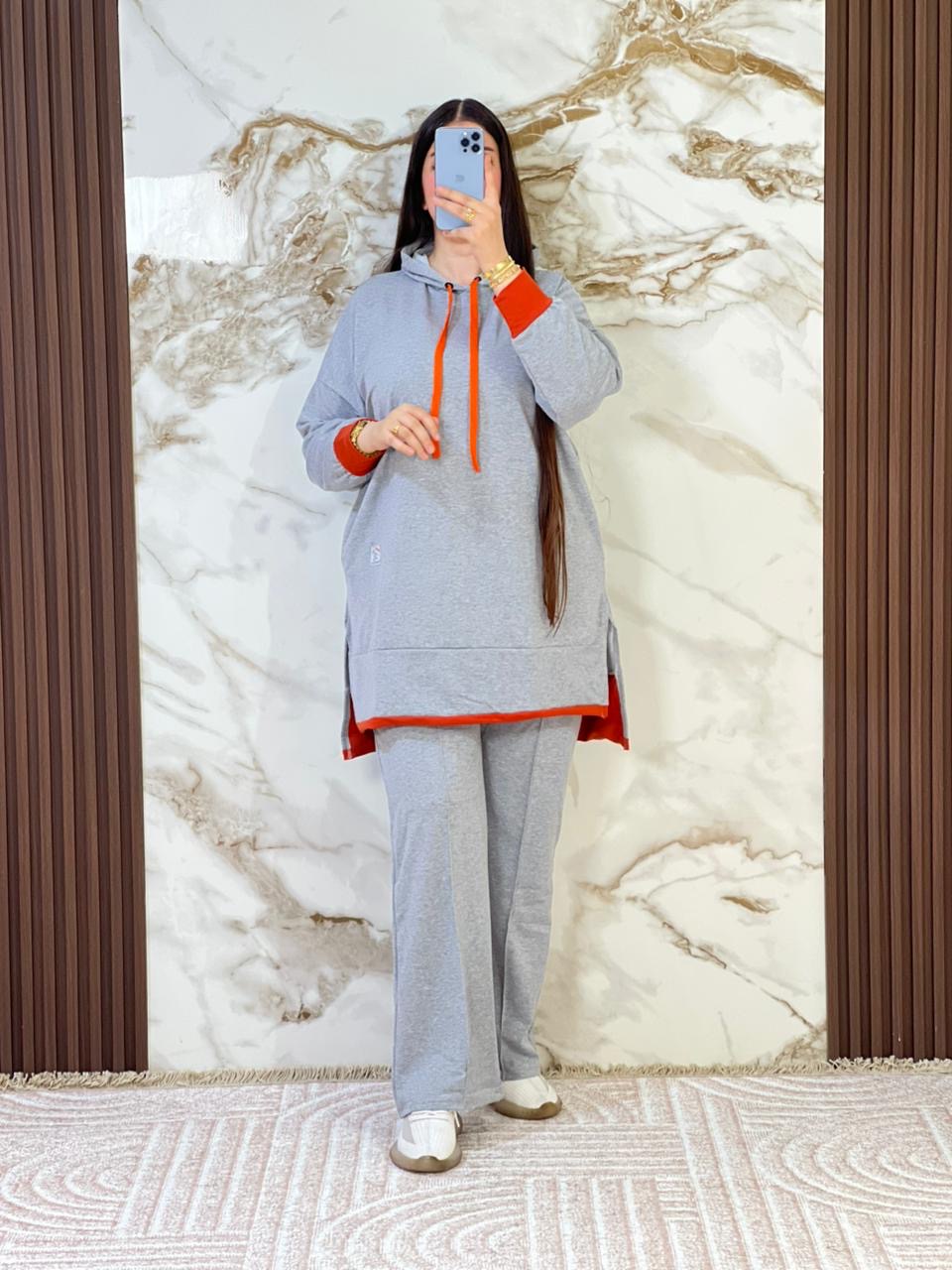 سورفيت نسائي مكون من مقطعتين