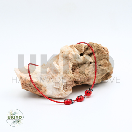 Collier en perles et pierres