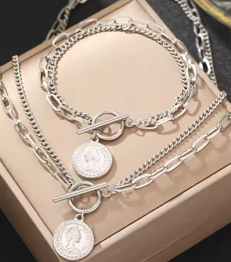 ✨ طقم عقد وسوار أنيق بلون ذهبي مع قلادة على شكل عملة – تصميم سلاسل مزدوجة ✨