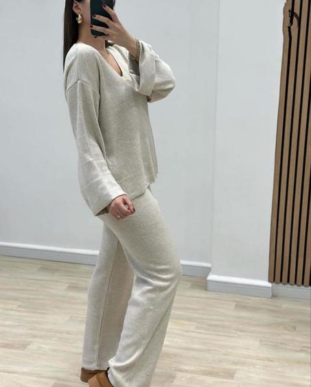 Ensemble élégant et minimaliste.
