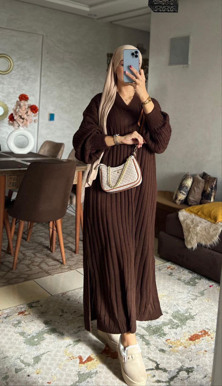 Robe élégante et décontractée pour un style moderne.