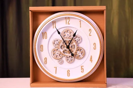 HORLOGE À ENGRENAGES NOIR ET LAITON