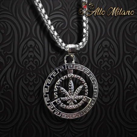 Collier avec pendentif de marijuana