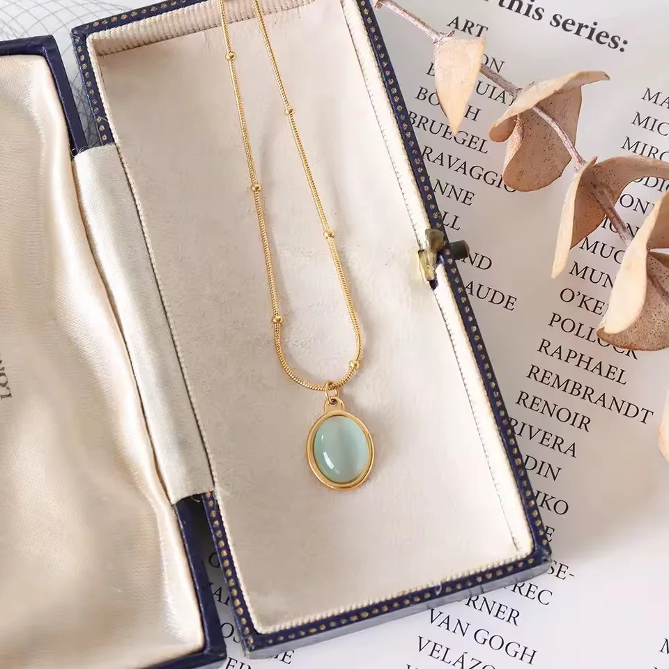 Necklace Blue Cat's Eye Stone / قلادة من حجر عين القط الأزرق