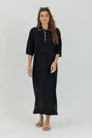 فستان أسود أنيق بتفاصيل جلدية