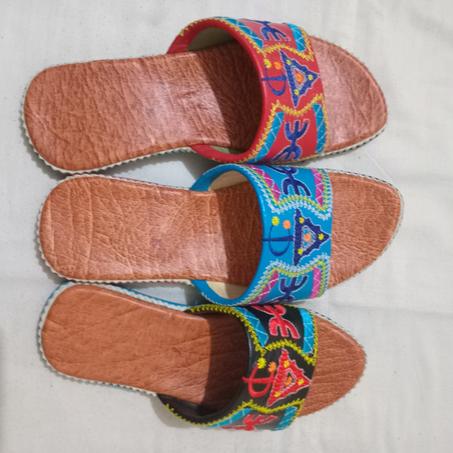 صندلة نسائية أمازيغية مطروزة وأنيقة - توصيل مجاني