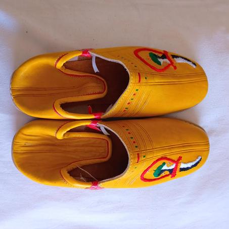 بلغة جلد طبيعي لون أصفر للرجال ممتازة مطروز فيه الخنجر امازيغي التوصيل بالمجان