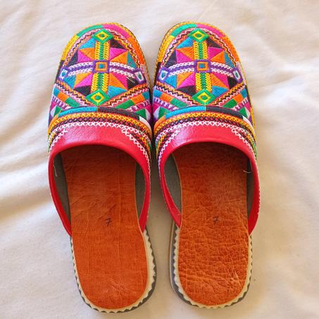 صابو نسائي مدبوغ بالأحمر و مطروز, التوصيل مجاني.