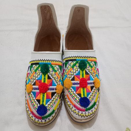 بلغة بيضاء نسائية من نوع (تشبالت), التوصيل مجاني.