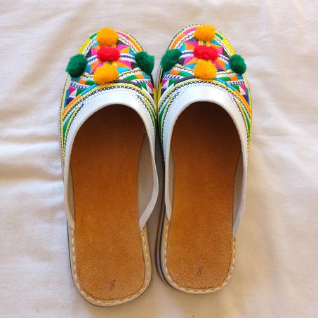 صابو نسائي مدبوغ بلأبيض مطروز, التوصيل بالمجان.