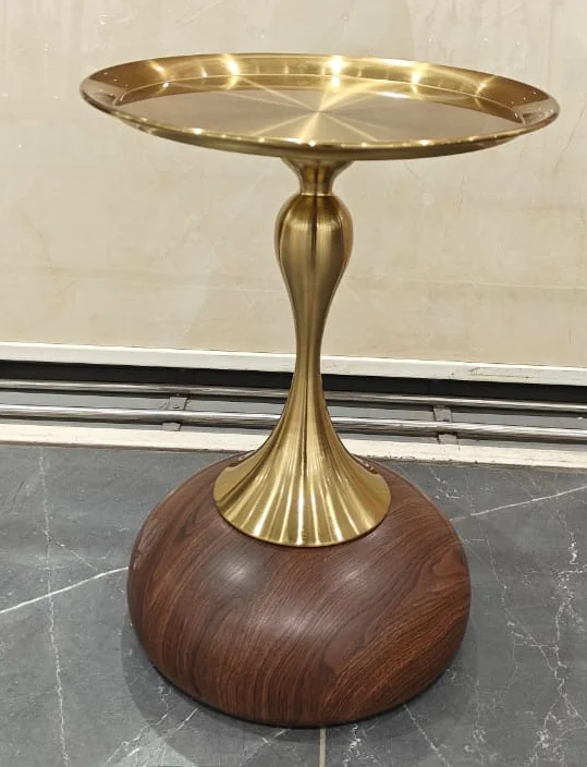 Table d’appoint “Tulipe” — Plateau Doré - طاولة جانبية “Tulipe” — سطح ذهبي