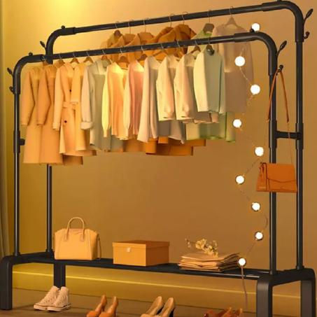 علاقة ملابس معدنية موفرة للمساحة مع دعامتين