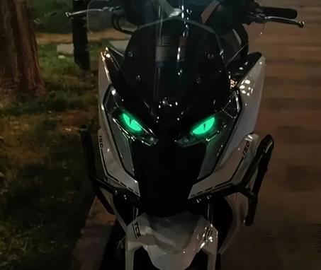 لاصقات الدراجة النارية فخمة بأعين مضيئة في الليل فريدة جودة عالية