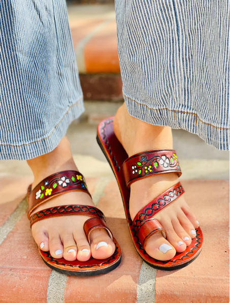 صنادل  صيفية مصنوعة من جلد مزينة بنقوش زهرية تقليدية