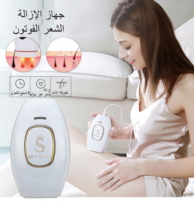 A person using a hair dryer

Description automatically generated with low confidence