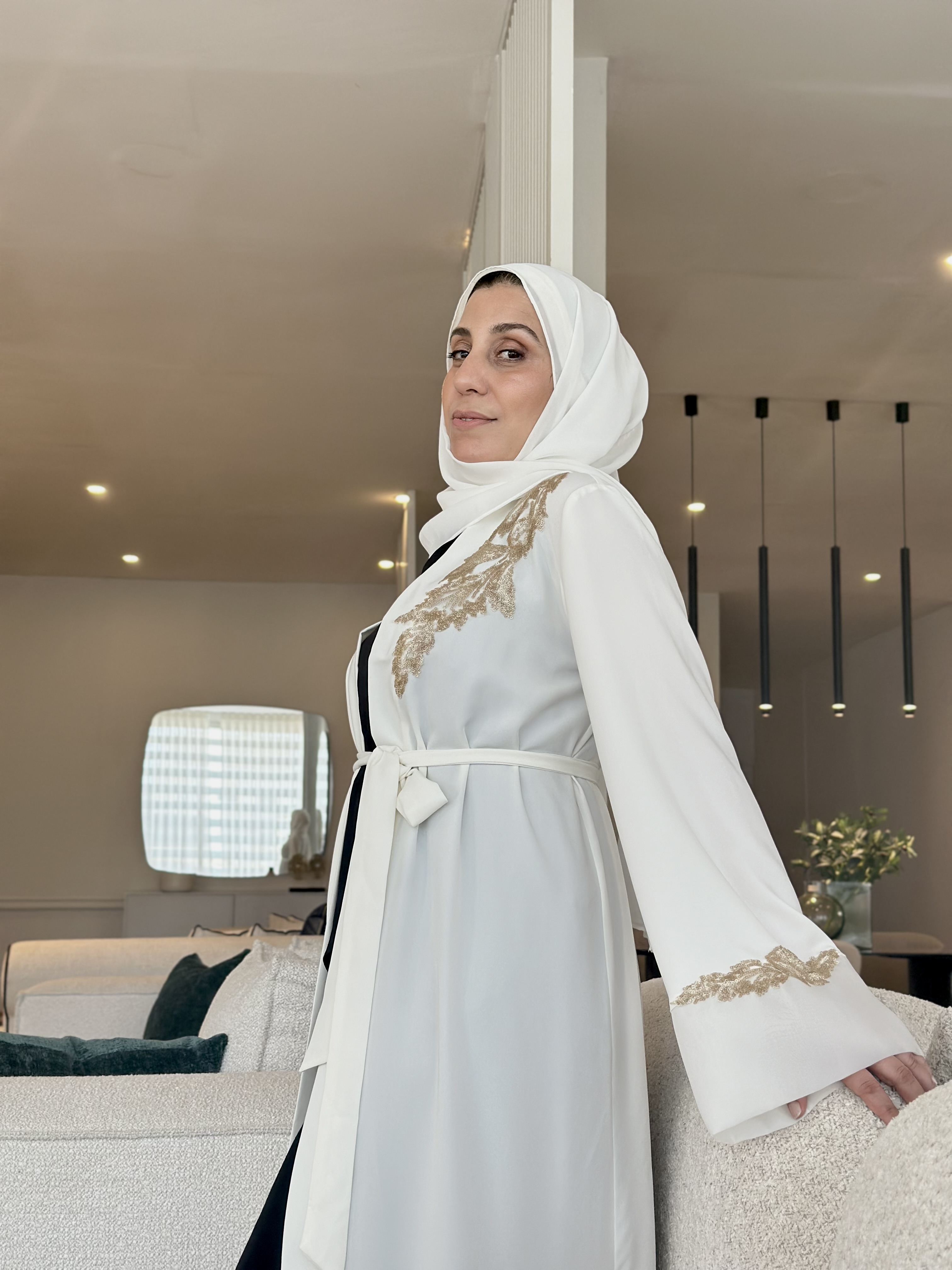 العباية البيضاء المفتوحة