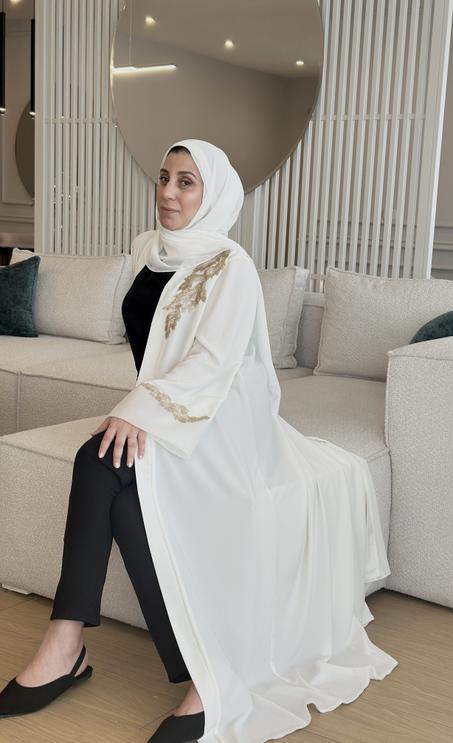 العباية البيضاء المفتوحة