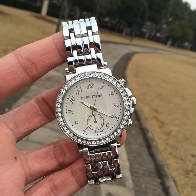 ساعة يد نسوية