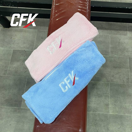 منشفة رياضية مضادة للبكتيريا 🤢خفيفة و تجف بسرعة مع جيب للهاتف💪