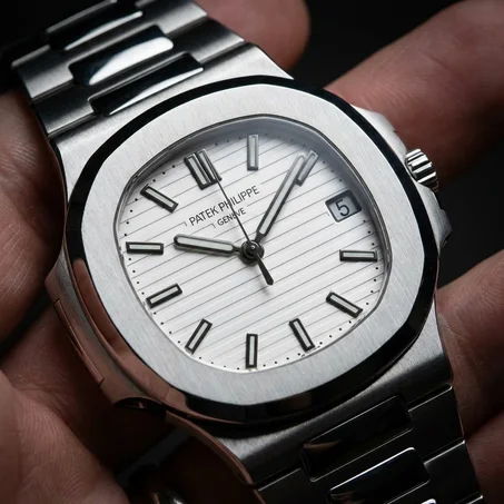 ساعة Patek Philippe Nautilus رجالية فاخرة – مينا بيضاء وسوار فضي